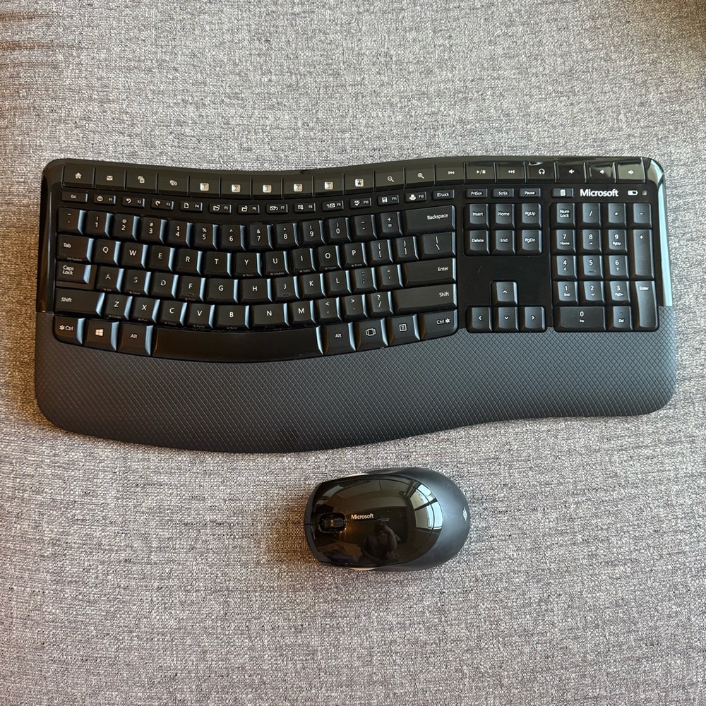 MICROSOFT Wireless Comfort Desktop 5050